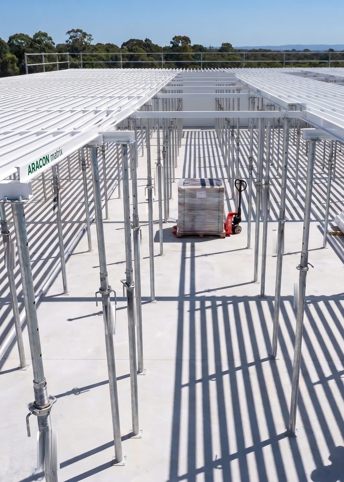 A matrix deck standing on props over a slab, ARACON matrix reading along the primary beam