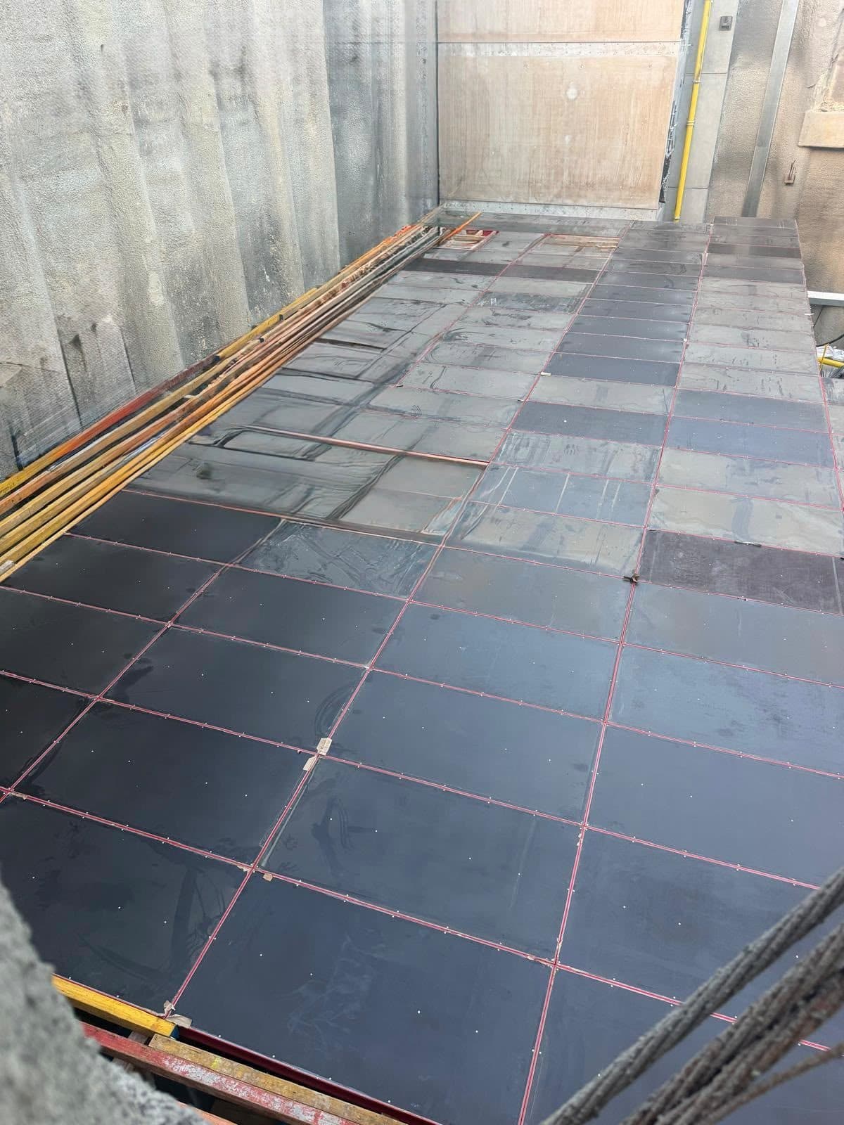 A vector deck seen from above, the panel joints and framing lines running across the pour area